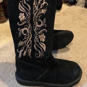 Ugg one of a kind size 7. Never worn. Paid$220.